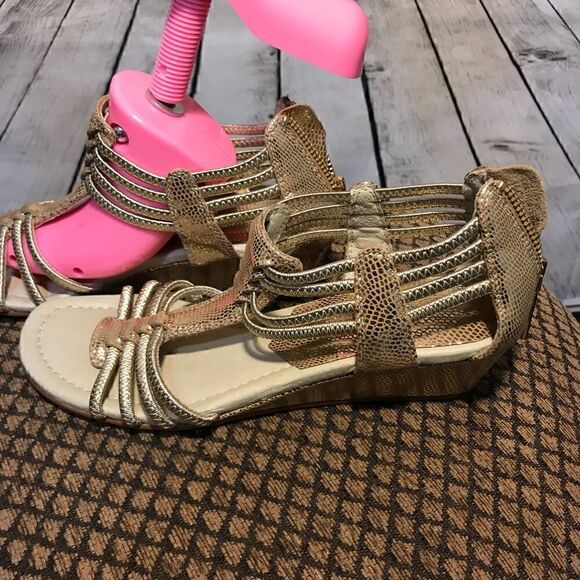 Donald J. Pliner Gladiator style strappy Gold Flat Sandals 6.5 GUC - Picture 3 of 7